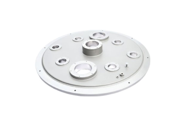 How does the design of the furnace chassis of a single crystal silicon growth furnace ensure uniform temperature distribution during the heating process?